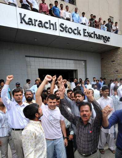 株価急落で個人投資家が激怒、パキスタン取引所で猛抗議