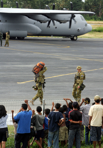 豪軍第1陣、東ティモール到着 - 東ティモール