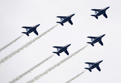 開港150周年記念、横浜でブルーインパルスがアクロバット飛行