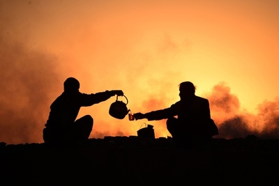 夕暮れのアフガニスタン、帰宅前に一休みする人たち