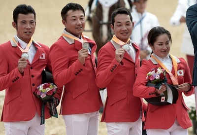 日本、総合馬術団体で銀メダル アジア大会