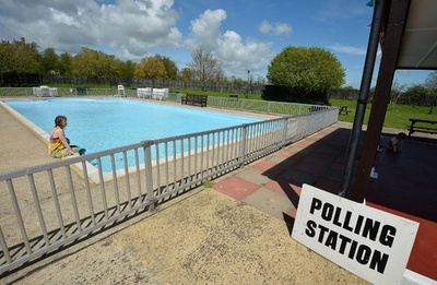 プールに葬儀店、個人宅やボクシングジムも 英総選挙の投票所