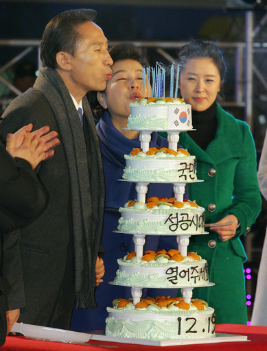 韓国大統領選、保守系候補の李明博氏が圧勝