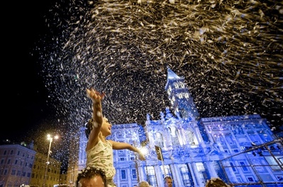 真夏の奇跡？ 伊ローマで泡の雪を降らせるイベント