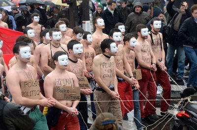 パリで反大統領派が「怒りの日」デモ、警察と衝突で150人拘束