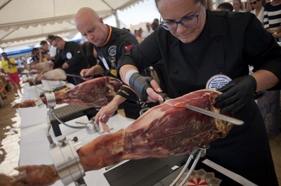 生ハムを202人でスライス、ギネスに挑戦 スペイン