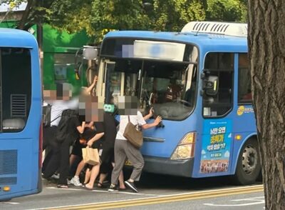 ソウルのバス停「おばあちゃんが下敷きに！」市民ら集結、バスを持ち上げ救助