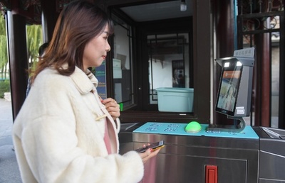 マスク姿の顔写真データ、1枚3円で流通 中国