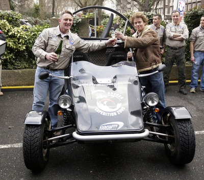 鳥か？飛行機か？いや「スカイカー」だ！英冒険家が空陸両用機で6000キロの旅