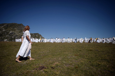 聖なる山の頂上で舞う信者たち ブルガリア・リラ山