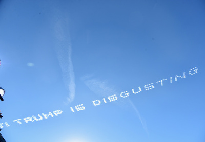 「トランプむかつく」と空にメッセージ、米加州