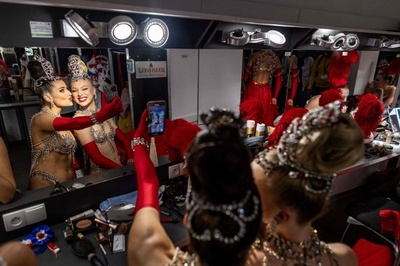 【今日の1枚】ムーラン・ルージュ、控え室の自撮り姿も完璧 ポーランド