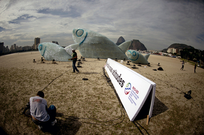 ビーチに巨大な「ペットボトル魚」、リオ＋20