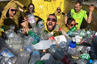 ペットボトルの海を駆け抜けろ！ スイスで障害物レース