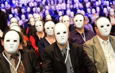 白いマスクだらけ 無地のたばこ包装に反対 仏パリで集会