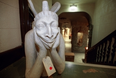 夫を「悪魔」と勘違い？4階から11人飛び降り パリ郊外