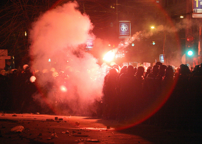 コソボ独立に抗議、ベオグラードで若者ら暴徒化