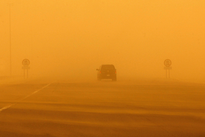 砂嵐で黄土色に染まるクウェート市