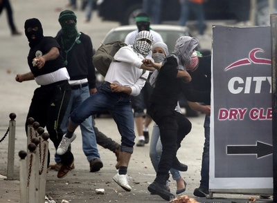 衝突が暴力の応酬に、パレスチナ少年が撃たれて死亡