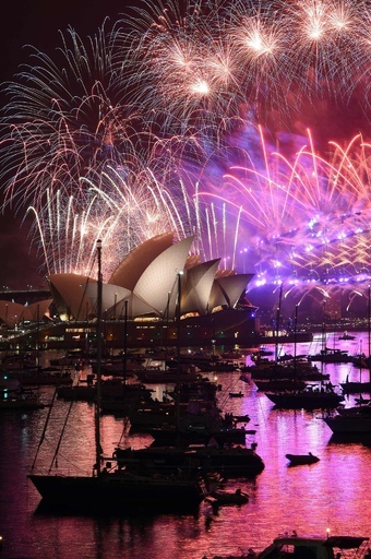 世界各都市で新年祝うイベント、テロ行為への警戒は強化