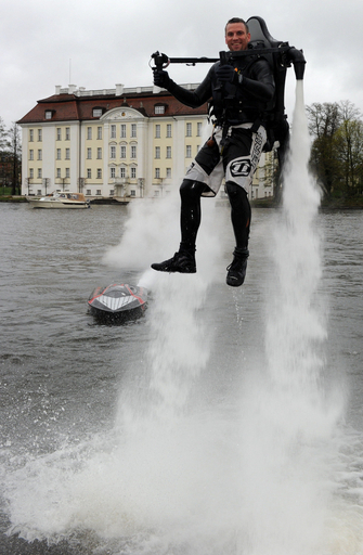 新たなマリンスポーツ？水の力で空を飛べ