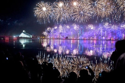 夜空を盛大に彩る花火 14年欧州文化首都のラトビア