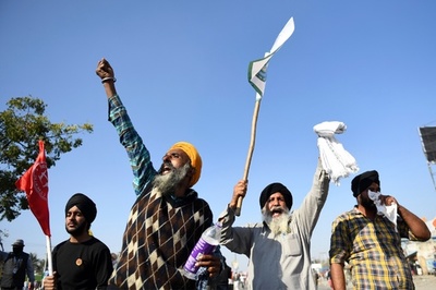 インド農家ら2日連続デモ行進、農業改革に反発 警察と衝突