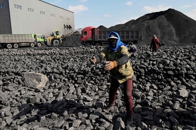 炭鉱で石炭仕分ける作業員ら、中国