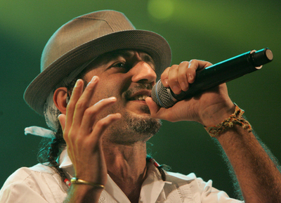 フランスのバンド「セルジャン・ガルシア」がパフォーマンス