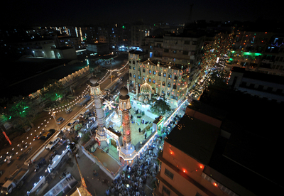 カラチの街が光の宝石箱に、ムハンマド生誕祭に向けライトアップ