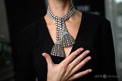 謎のダイヤネックレス、7.5億円で落札 ジュネーブ