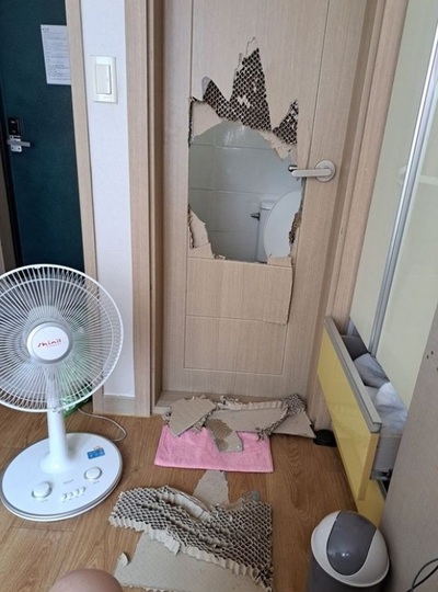 「窓のないトイレに閉じ込められ、ドア壊して脱出」…1人暮らし韓国男性、傷だらけの足