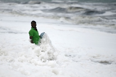 一面泡だらけ、印チェンナイの海岸 原因は汚染