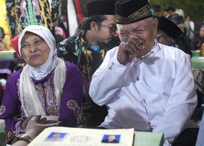 インドネシア首都で集団結婚式、高齢カップルら437組が参加