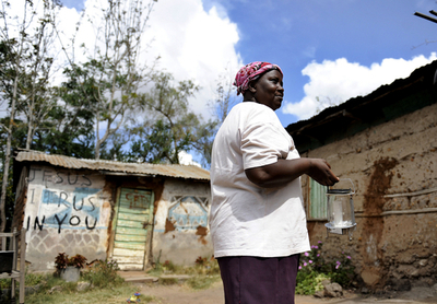 ソーラーランプで貧困から脱却を、ケニアのある若者の試み