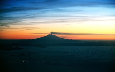 エトナ山の噴煙、上空にたなびく イタリア