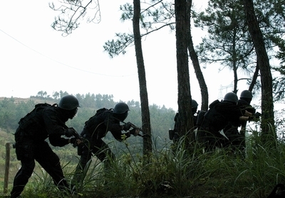 中国・新疆ウイグル自治区でテロ拠点12か所を摘発、国営紙