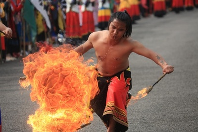 貴州・畢節 ツツジの里にイ族の伝統芸能花開く