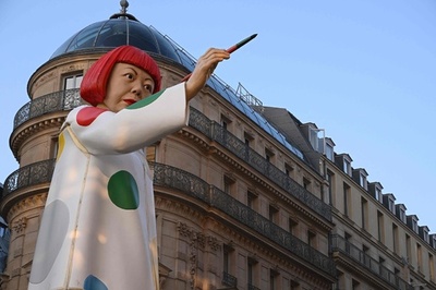 ルイ・ヴィトン本店前に草間彌生氏の巨大人形