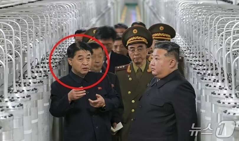 3日、キム・ジョンウン（金正恩）朝鮮労働党総書記が新たに稼働した核物質生産工場を視察した際に同行したチェ・イルファン軍需工業省副部長（赤い円内）とカン・ギョンホ核兵器研究所副所長（右の軍服姿）＝労働新聞(c)news1
