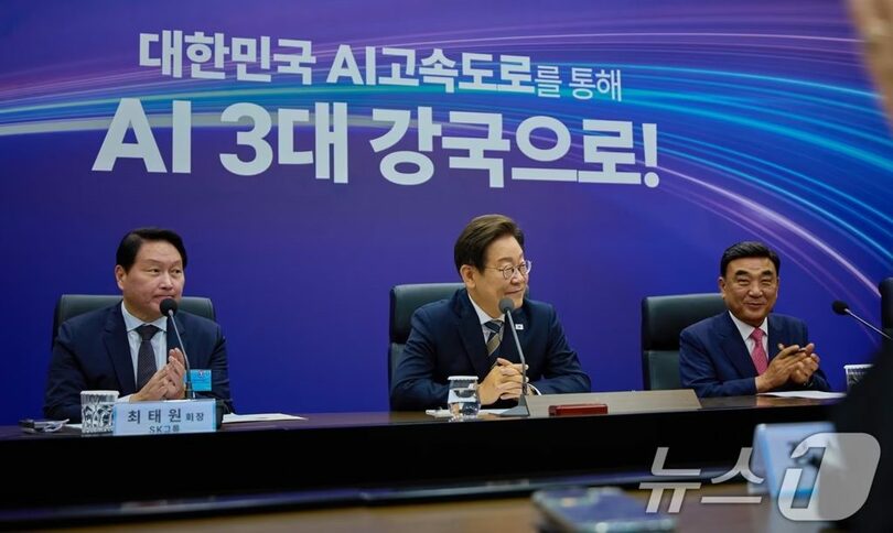 「AIグローバル協力企業懇談会」で発言を聞くイ・ジェミョン（李在明）大統領＝大統領室提供(c)news1