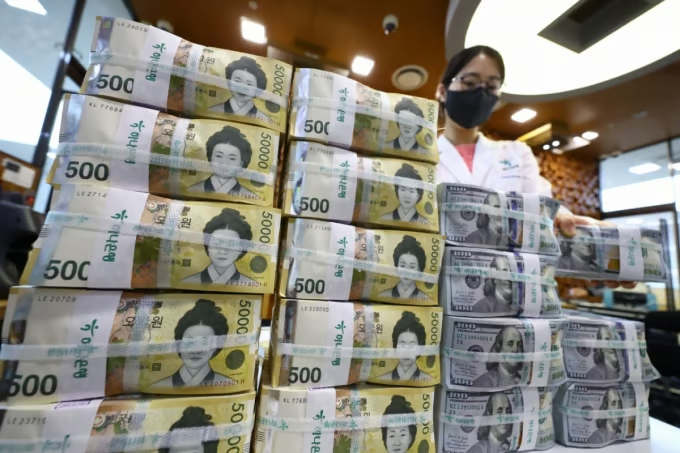 2025年5月22日、ソウル市中区にある韓国の大手銀行ハナ銀行の偽造通貨対応センター(c)NEWSIS