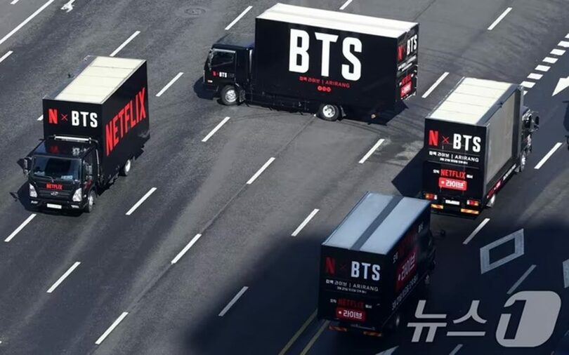 BTS公演を前にソウル市内を走るNetflixのプロモーション車両(c)news1