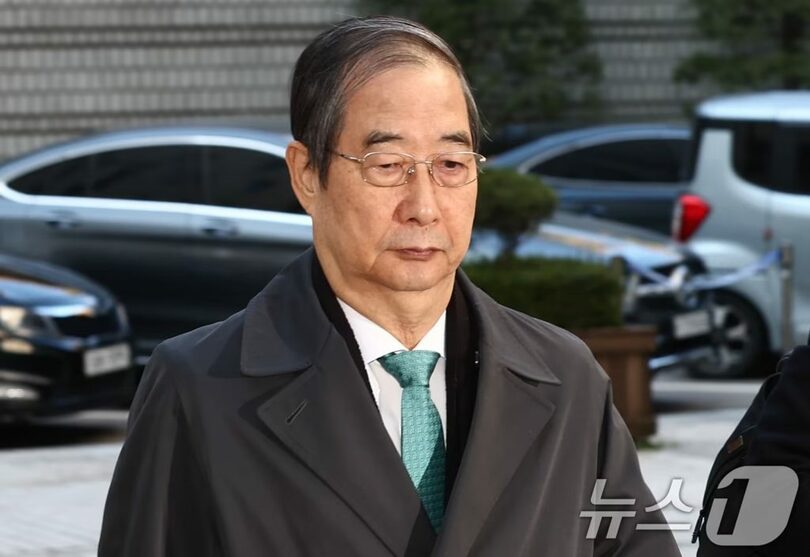 2025年11月12日、ソウル瑞草区のソウル中央地裁に出廷したハン・ドクス（韓悳洙）前首相(c)news1