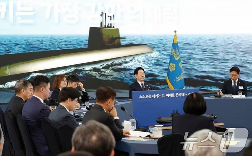 原子力潜水艦基本計画の発表を聞くイ・ジェミョン（李在明）大統領(c)news1