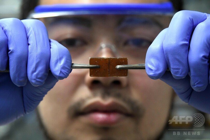 自己修復するガラスを開発、東大チームが実演 