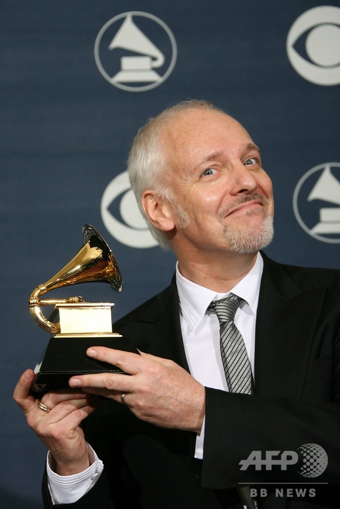 ギタリストのピーター・フランプトンさん、難病の封入体筋炎を告白