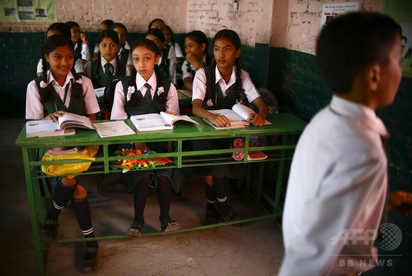 元「生き神」の12歳少女が初登校、クマリ退任で ネパール