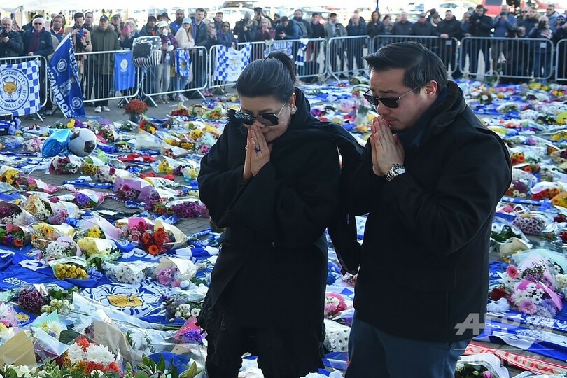 ヘリ墜落事故で亡くなったレスター会長の遺族、現場で選手らと追悼