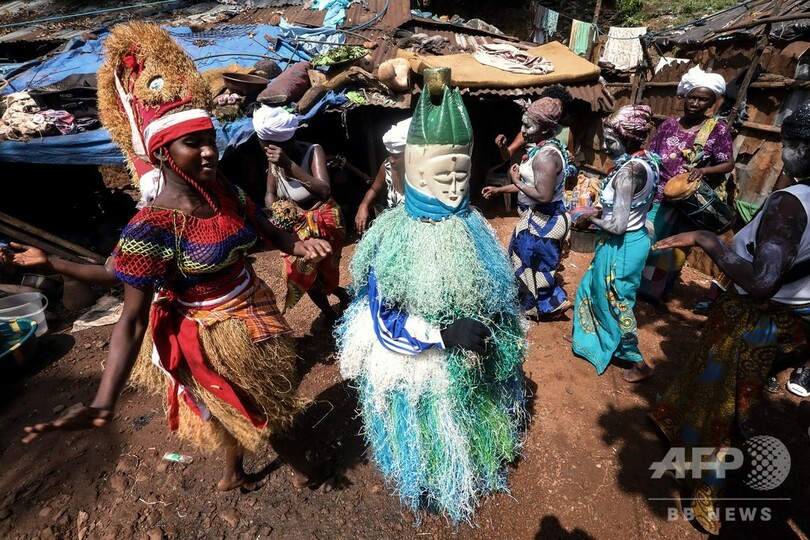 秘密結社が刻む心と体の傷、女性器切除の儀式 シエラレオネ